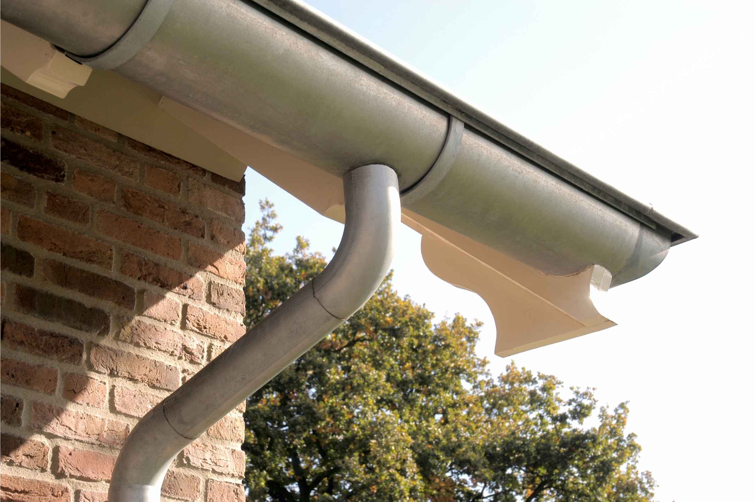 Zinken dakgoot voor regenwaterafvoer langs de dakrand